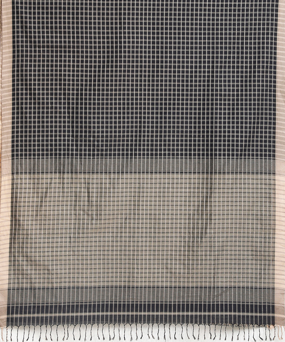 Black_And_Beige_Handloom_Checks_Pure_Cotton_Maheshwari_Saree_WeaverStory_04