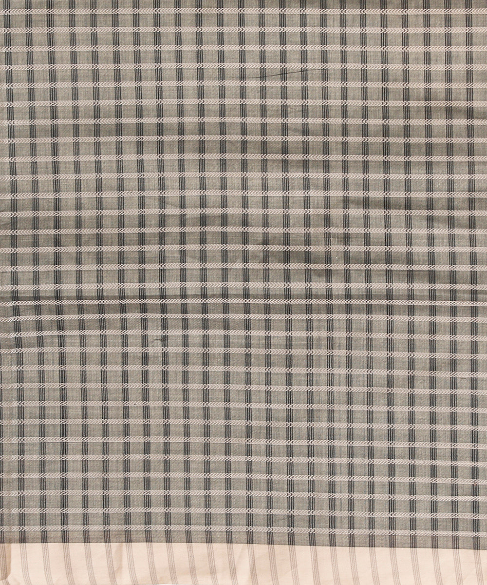 Black_And_Beige_Handloom_Checks_Pure_Cotton_Maheshwari_Saree_WeaverStory_05