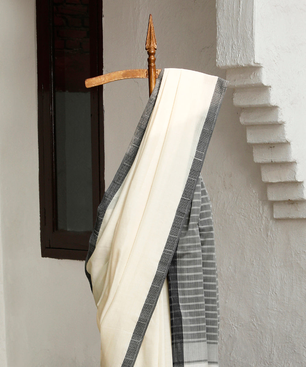 Offwhite_And_Grey_Handloom_Pure_Cotton_Maheshwari_Saree_WeaverStory_02