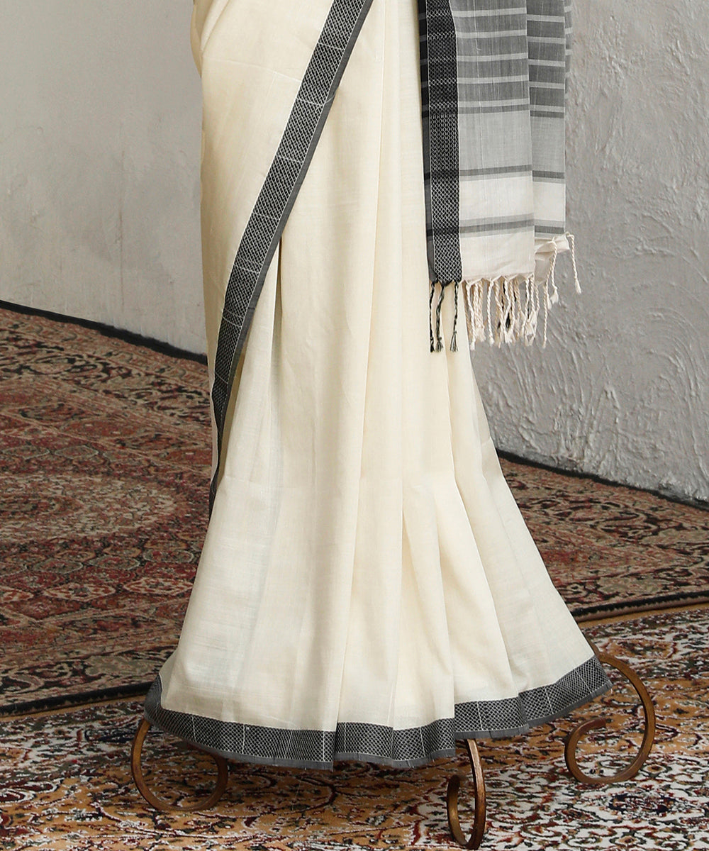 Offwhite_And_Grey_Handloom_Pure_Cotton_Maheshwari_Saree_WeaverStory_03