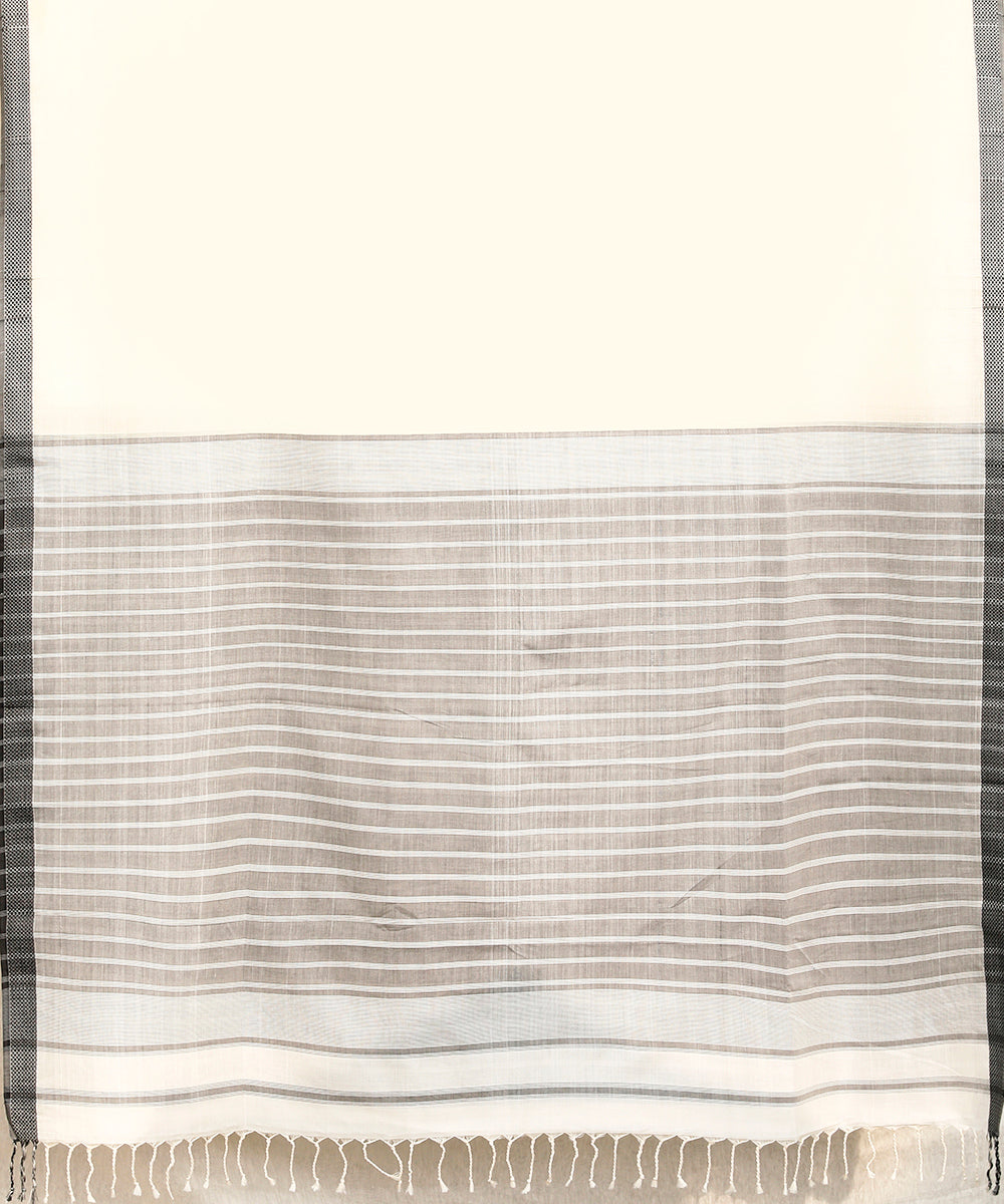 Offwhite_And_Grey_Handloom_Pure_Cotton_Maheshwari_Saree_WeaverStory_04
