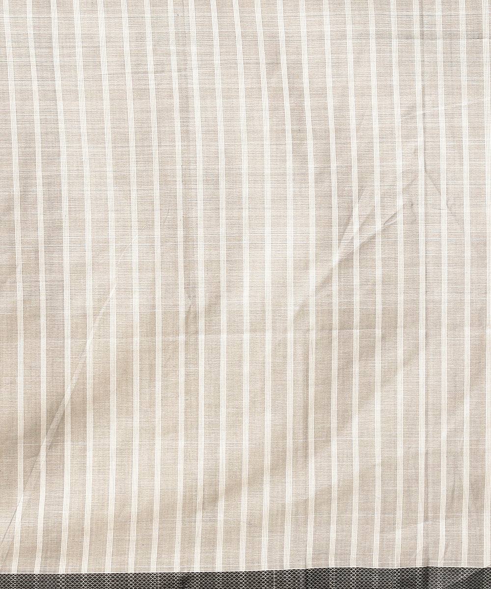 Offwhite_And_Grey_Handloom_Pure_Cotton_Maheshwari_Saree_WeaverStory_05