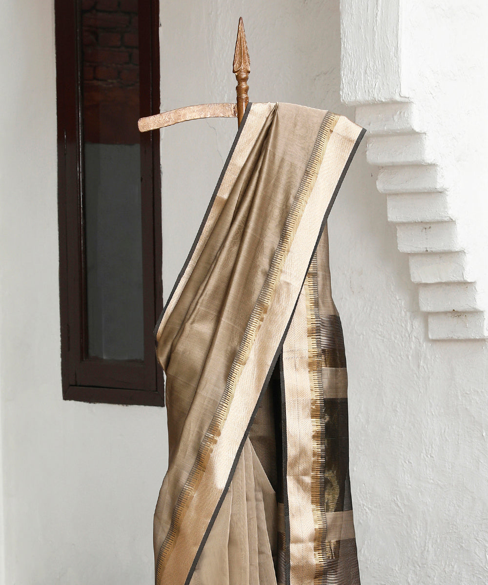 Handloom_Beige_And_Black_Pure_Cotton_Maheshwari_Saree_With_Beige_And_Gold_Resham_Palla_WeaverStory_02