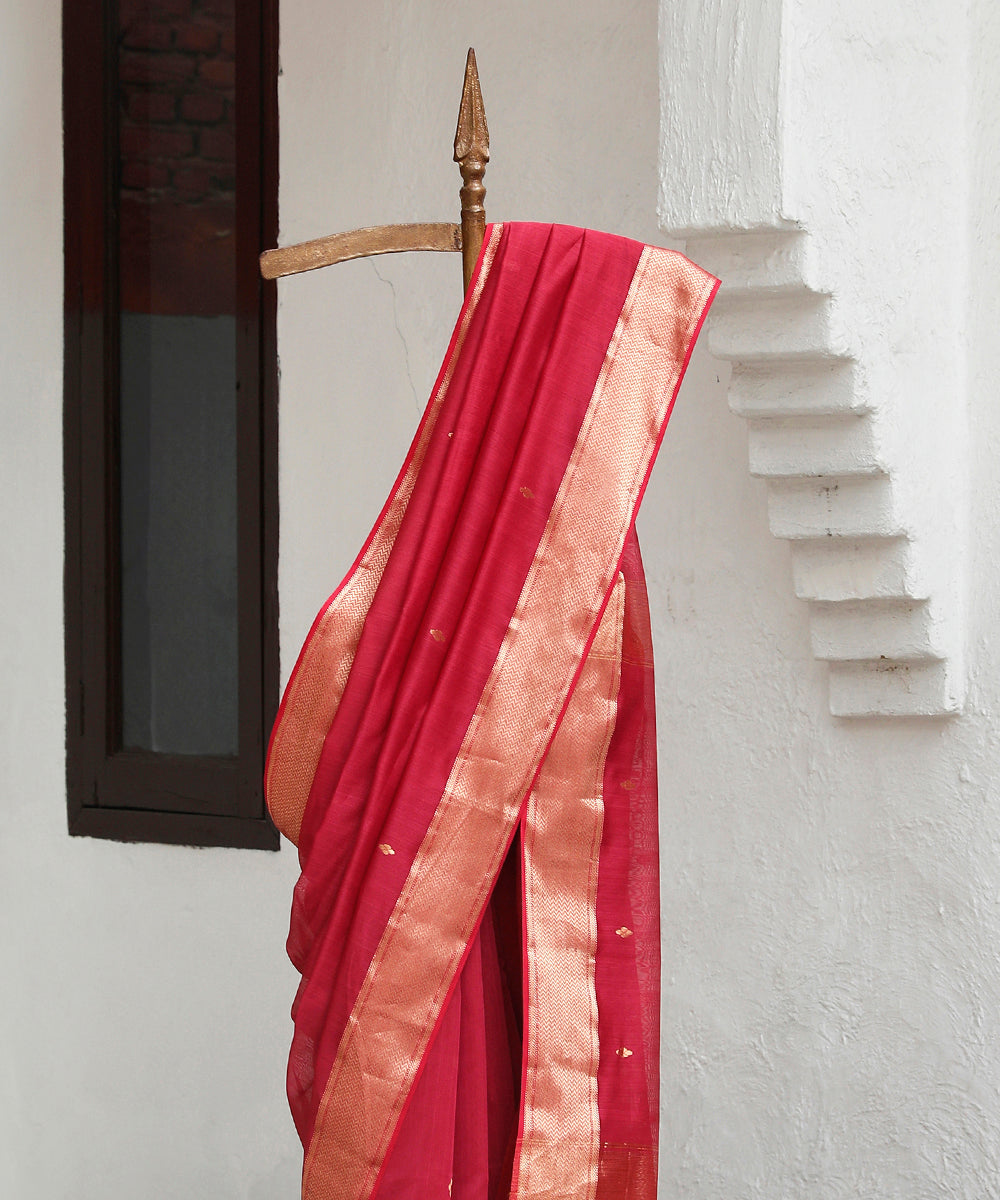 Berry_Pink_Handloom_Pure_Cotton_Maheshwari_Saree_With_Gold_Zari_Booti_And_Gold_Border_WeaverStory_02