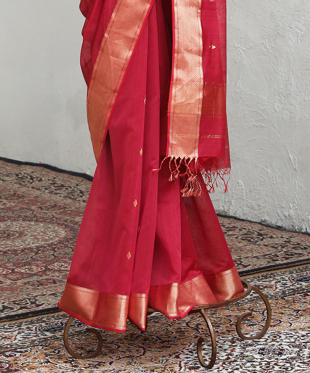 Berry_Pink_Handloom_Pure_Cotton_Maheshwari_Saree_With_Gold_Zari_Booti_And_Gold_Border_WeaverStory_03