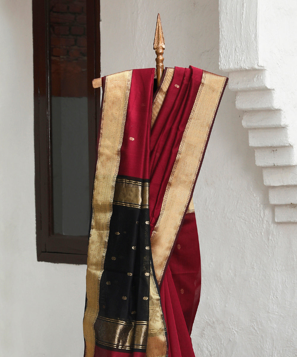 Handloom_Maroon_And_Black_Cotton_Silk_Maheshwari_Saree_With_Zari_Booti_And_Border_WeaverStory_02
