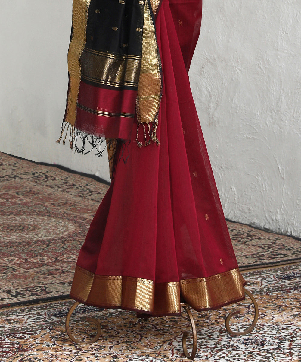 Handloom_Maroon_And_Black_Cotton_Silk_Maheshwari_Saree_With_Zari_Booti_And_Border_WeaverStory_03