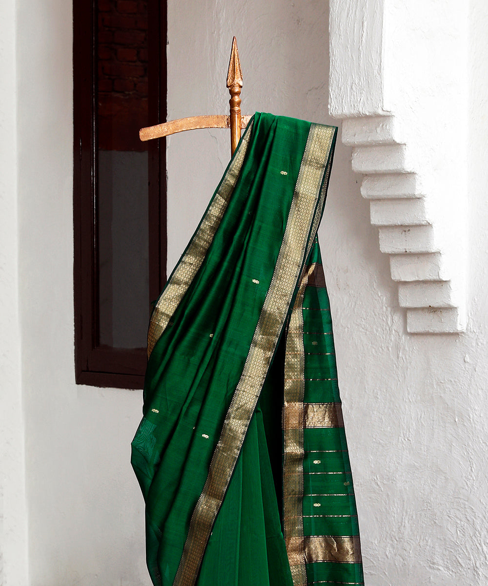 Dark_Green_Handloom_Pure_Cotton_Maheshwari_Saree_With_Gold_Zari_Border_WeaverStory_02