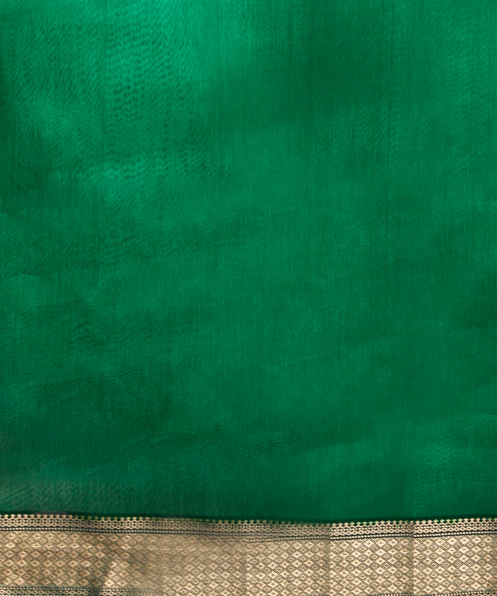 Dark_Green_Handloom_Pure_Cotton_Maheshwari_Saree_With_Gold_Zari_Border_WeaverStory_05