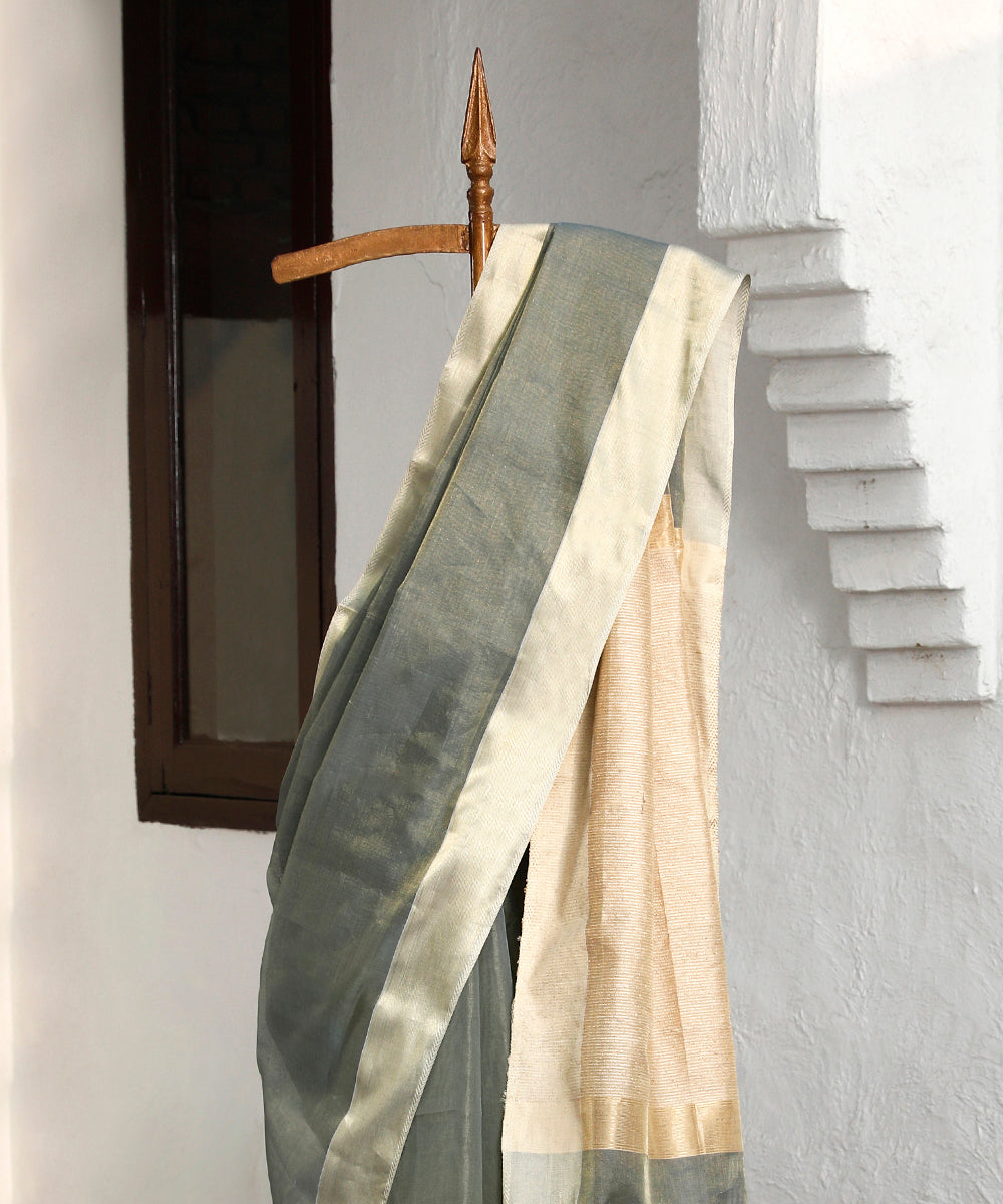 Handloom_Grey_And_Gold_Pure_Tissue_Silk_Maheshwari_Saree_WeaverStory_02