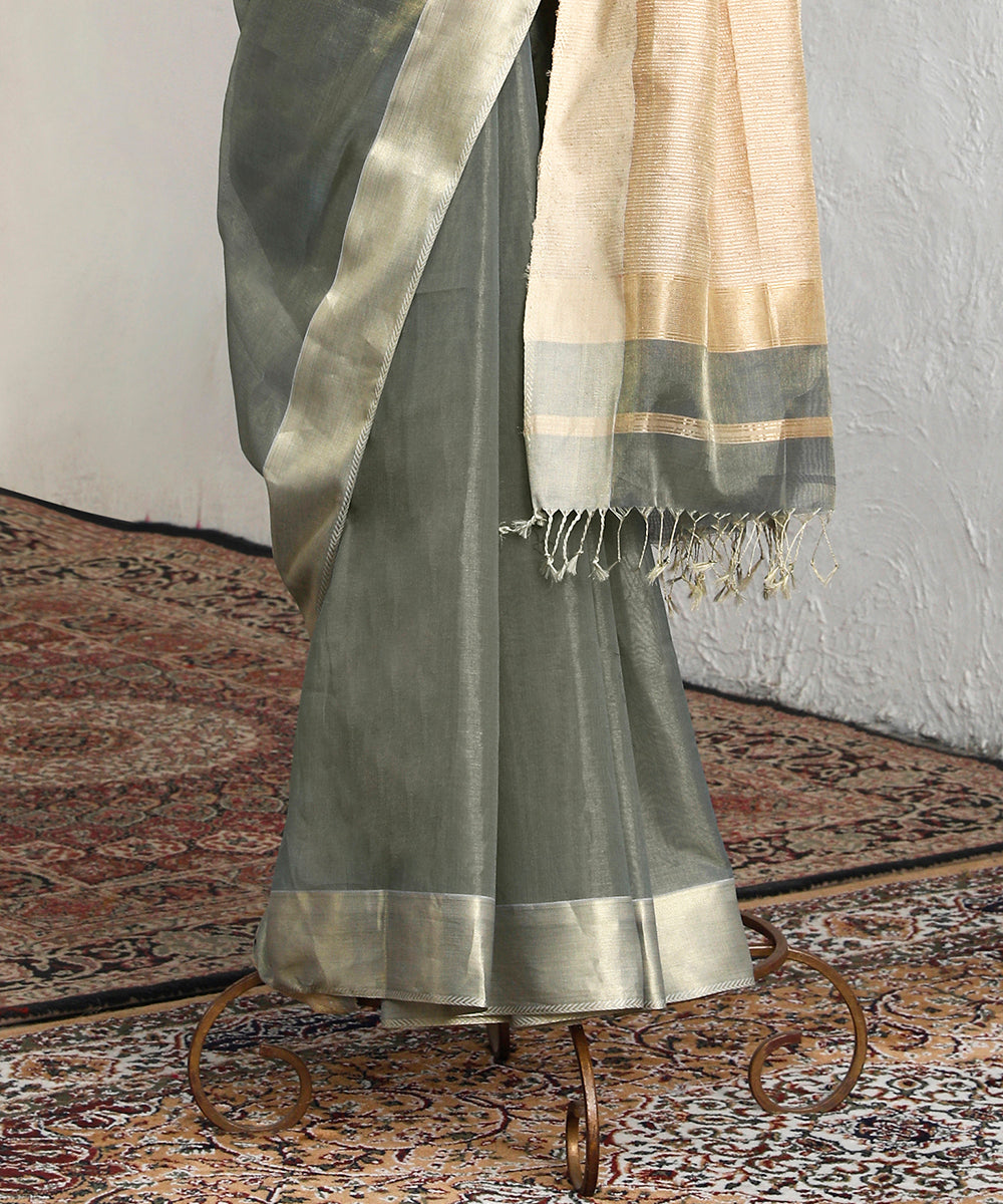 Handloom_Grey_And_Gold_Pure_Tissue_Silk_Maheshwari_Saree_WeaverStory_03