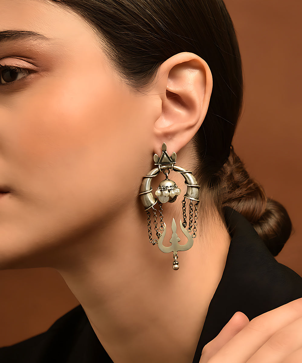 Hemka_Handcrafted_Pure_Silver_Earrings_With_Trishul_Design_WeaverStory_02
