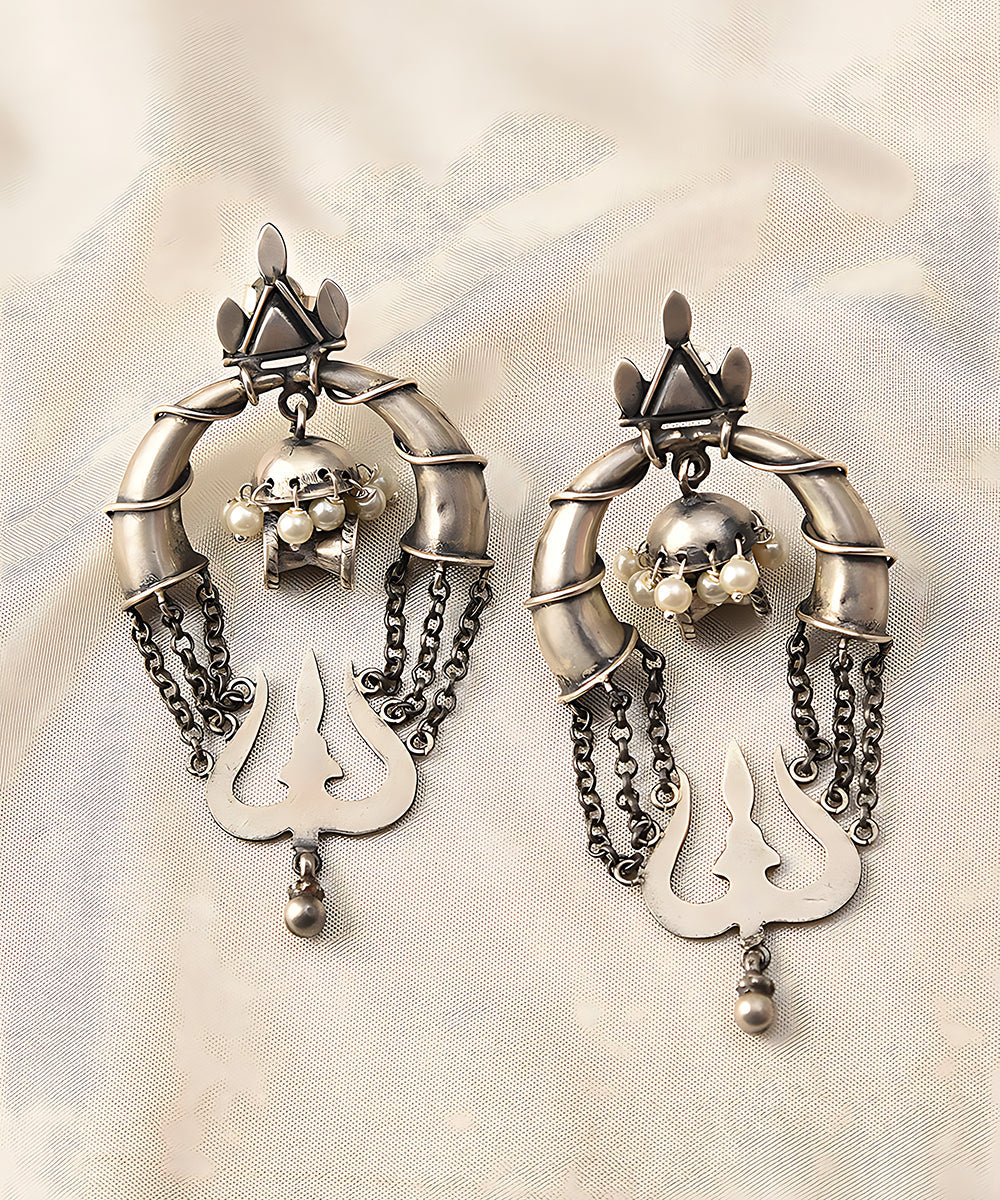 Hemka_Handcrafted_Pure_Silver_Earrings_With_Trishul_Design_WeaverStory_01