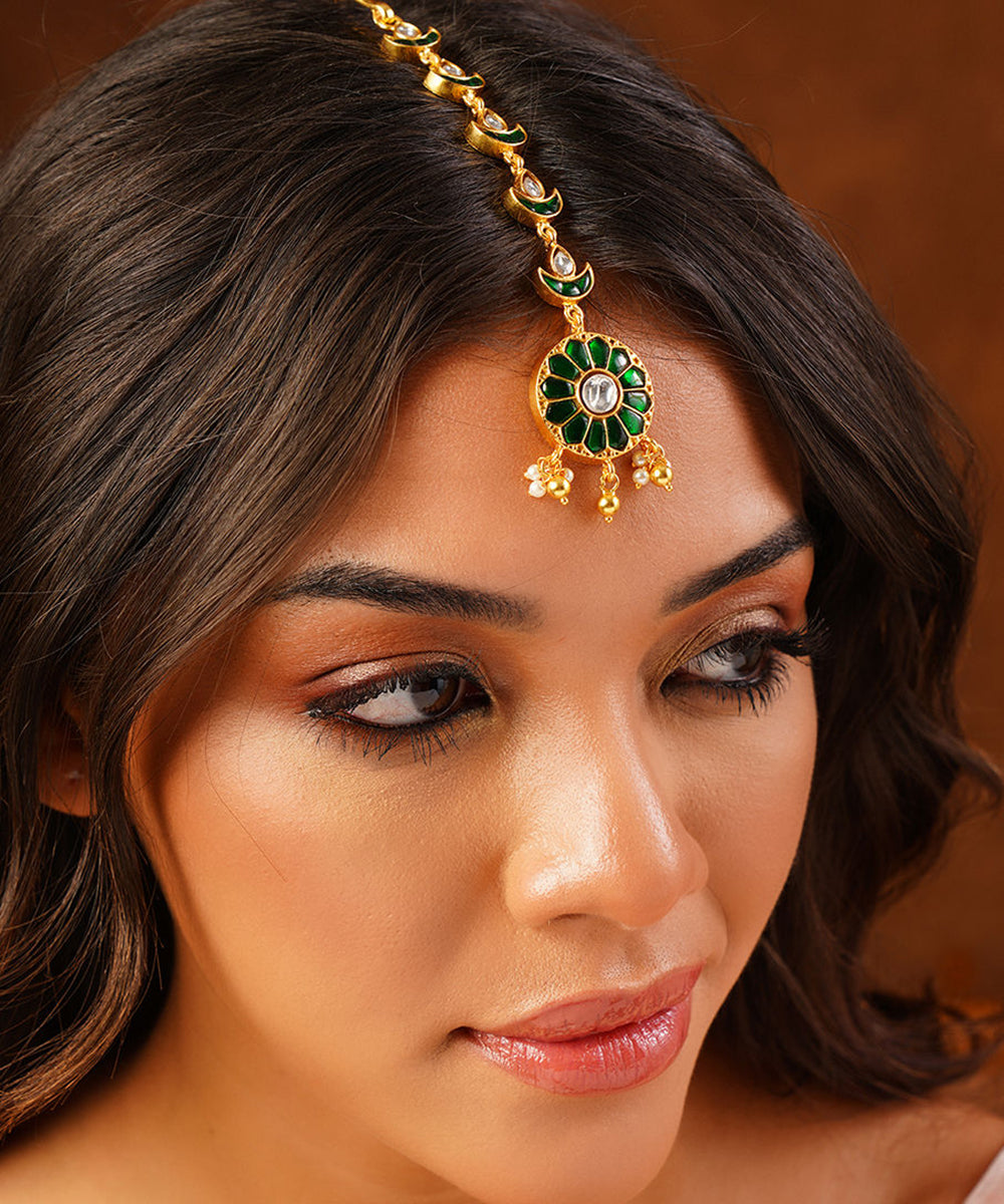 Akshar_Handcrafted_Pure_Silver_Maangtika_With_Kundan_WeaverStory_01