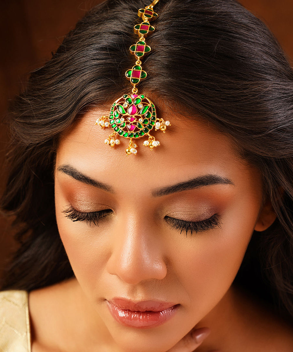 Shanay_Handcrafted_Pure_Silver_Maangtika_With_Kundan_WeaverStory_01