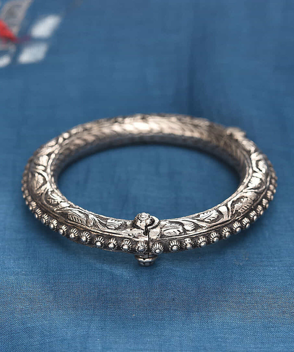 Jahan_Handcrafted_Oxidised_Pure_Silver_Bangle_WeaverStory_01