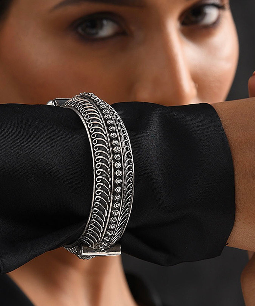 Sadika_Handcrafted_Oxidised_Pure_Silver_Bangle_WeaverStory_02