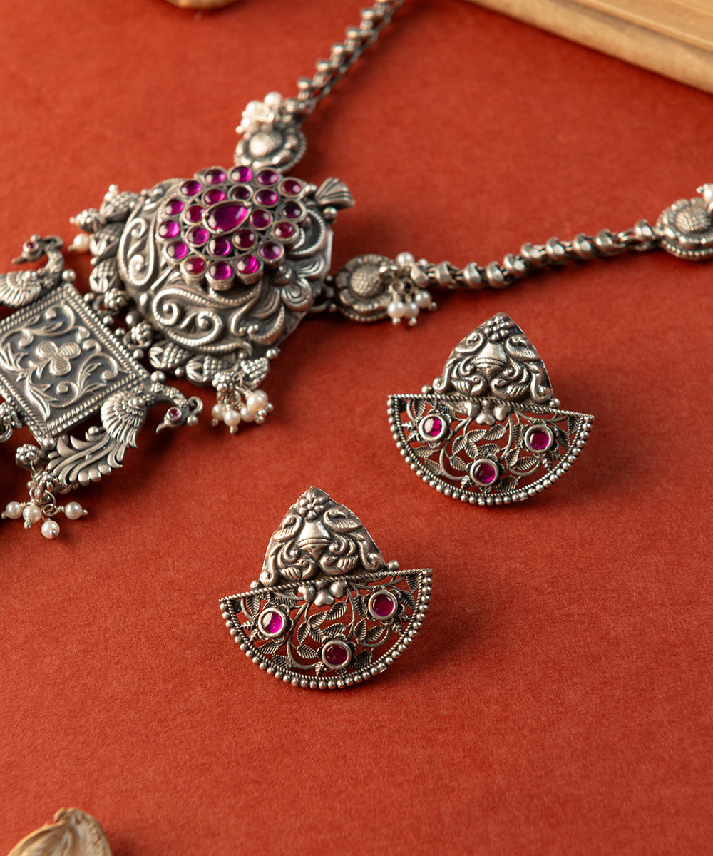 Aaravi_Handcrafted_Oxidised_Pure_Silver_Necklace_Set_With_Kempstones_And_Pearls_WeaverStory_02