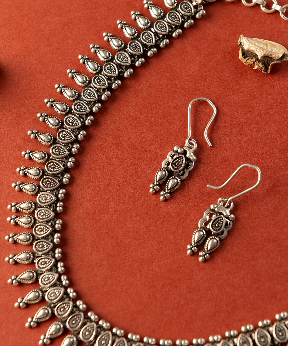 Aarin_Handcrafted_Oxidised_Pure_Silver_Necklace_Set_WeaverStory_02