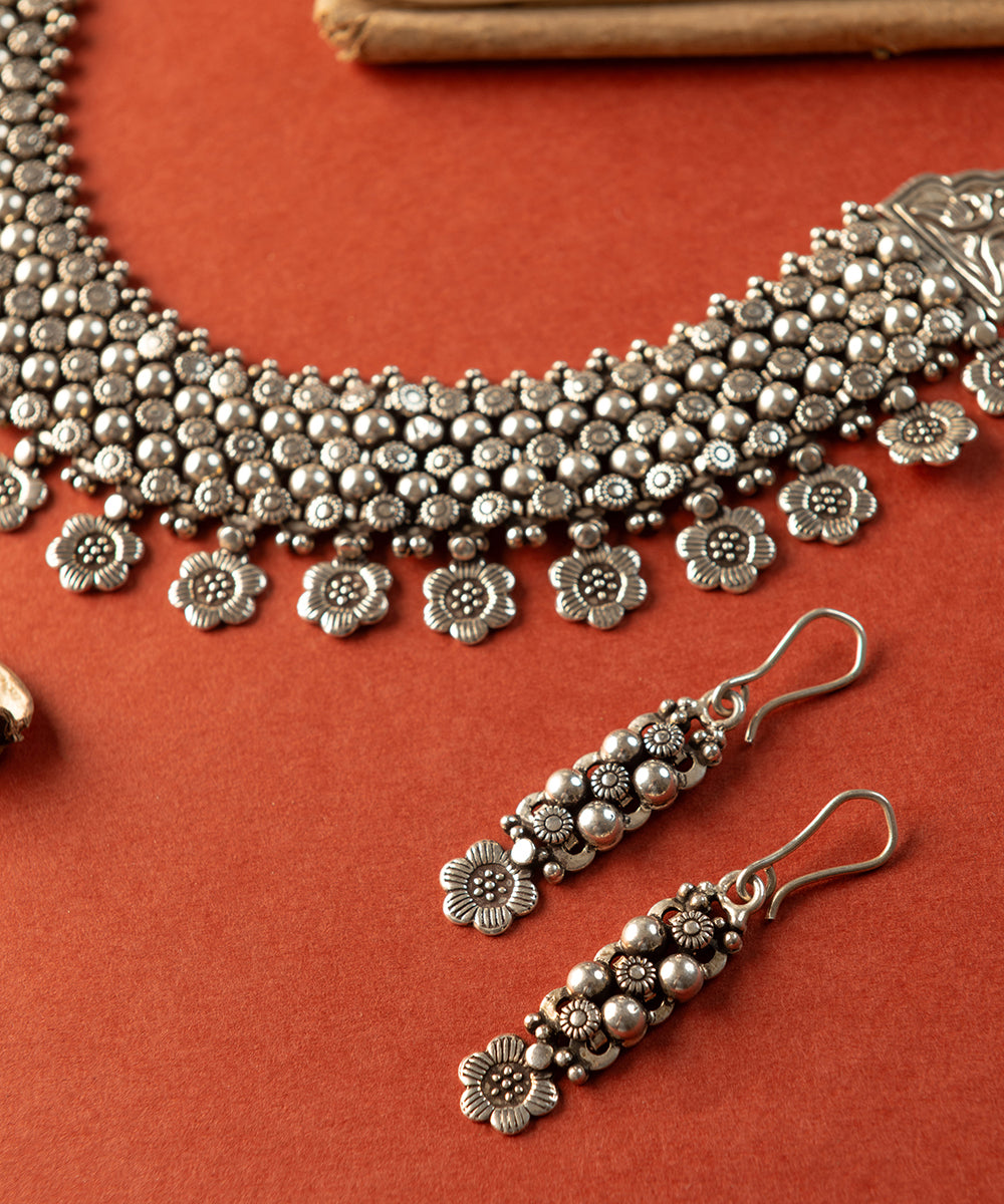 Aarini_Handcrafted_Oxidised_Pure_Silver_Necklace_Set_WeaverStory_02