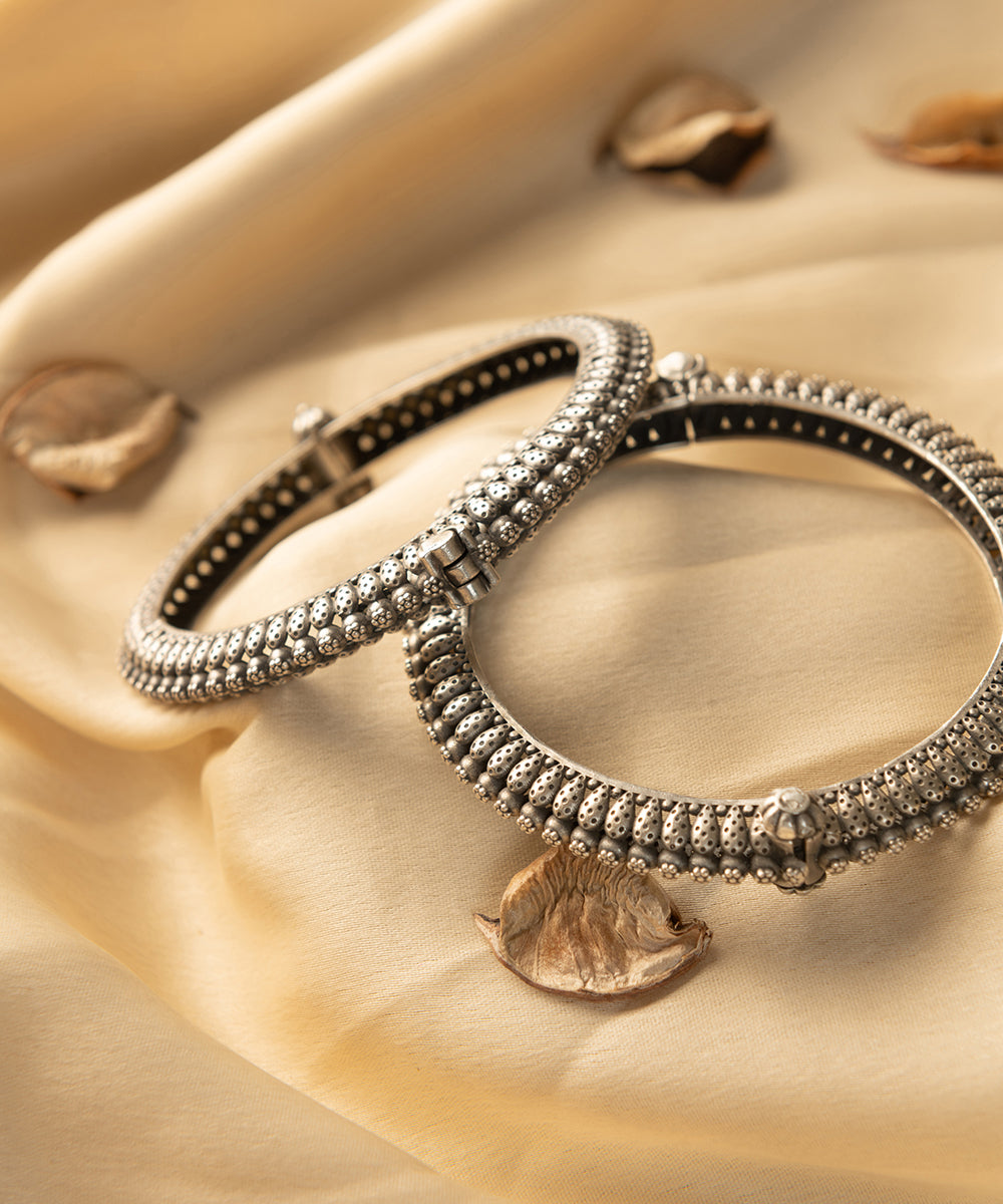Aarul_Handcrafted_Oxidised_Pure_Silver_Bangles_WeaverStory_02