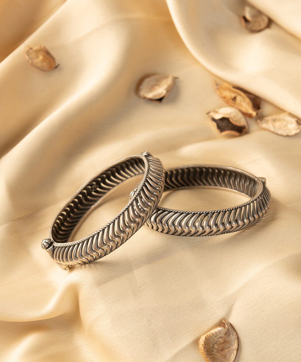 Jiniya_Handcrafted_Oxidised_Pure_Silver_Bangles_WeaverStory_01