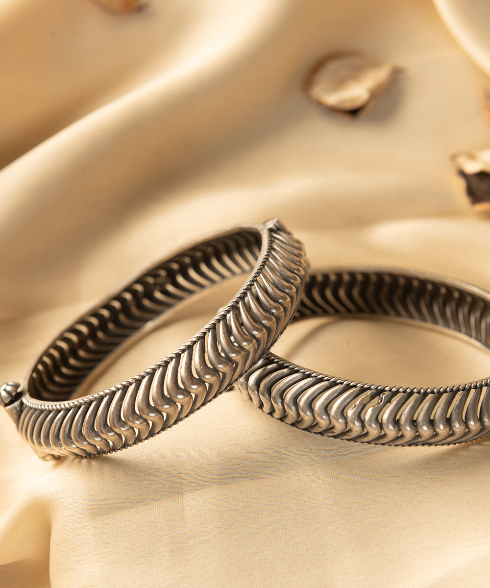 Jiniya_Handcrafted_Oxidised_Pure_Silver_Bangles_WeaverStory_02