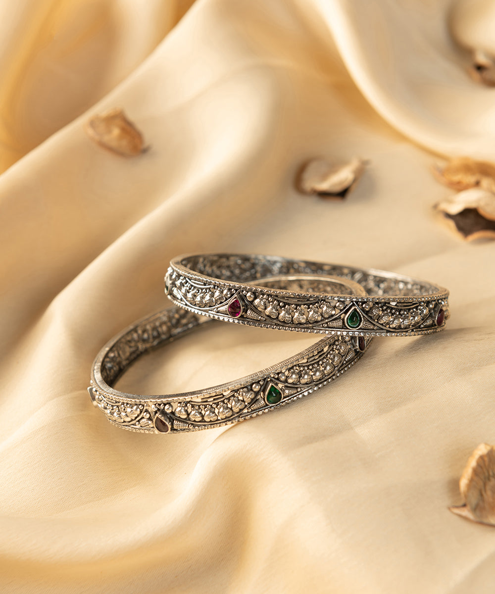 Sanchiti_Handcrafted_Oxidised_Pure_Silver_Bangles_With_Kempstones_WeaverStory_01