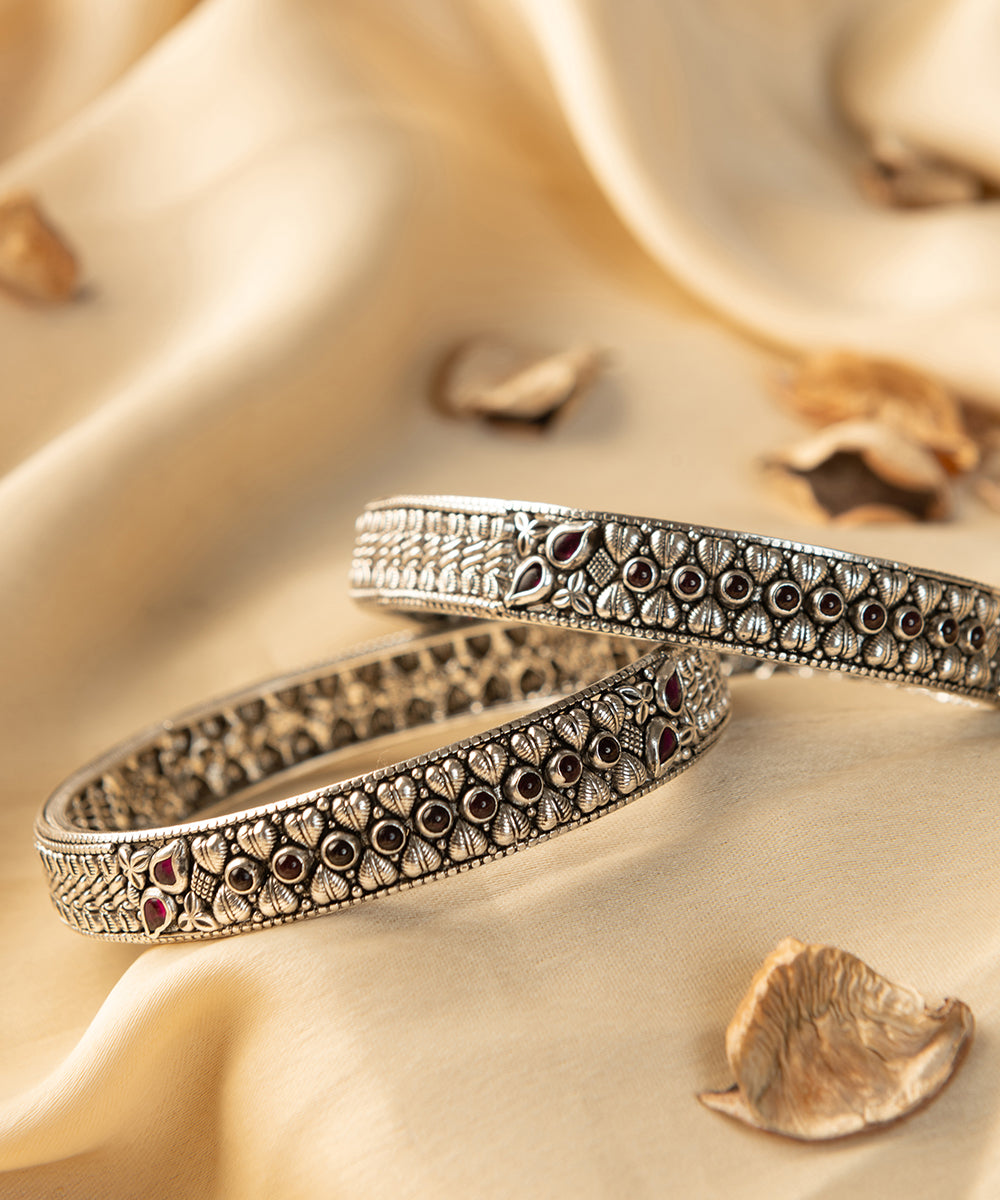 Porna_Handcrafted_Oxidised_Pure_Silver_Bangles_With_Kempstones_WeaverStory_02