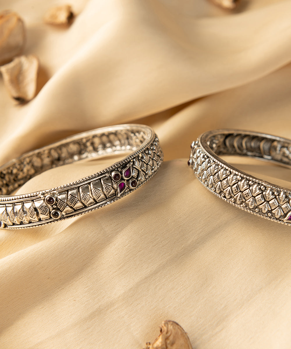 Purvang_Handcrafted_Oxidised_Pure_Silver_Bangles_With_Kempstones_WeaverStory_02