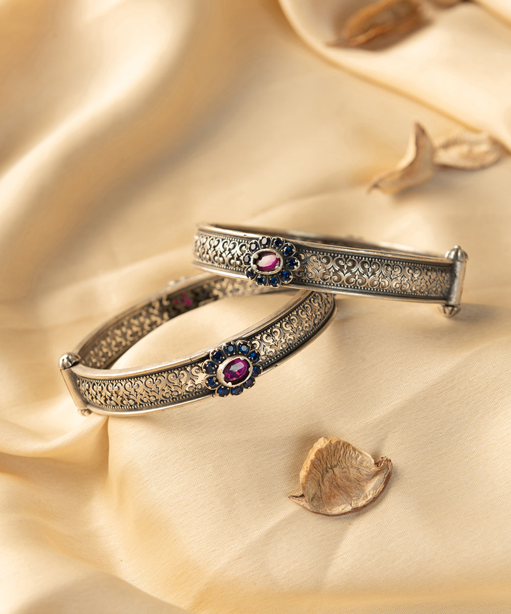 Aarchi_Handcrafted_Oxidised_Pure_Silver_Bangles_With_Kempstones_WeaverStory_01