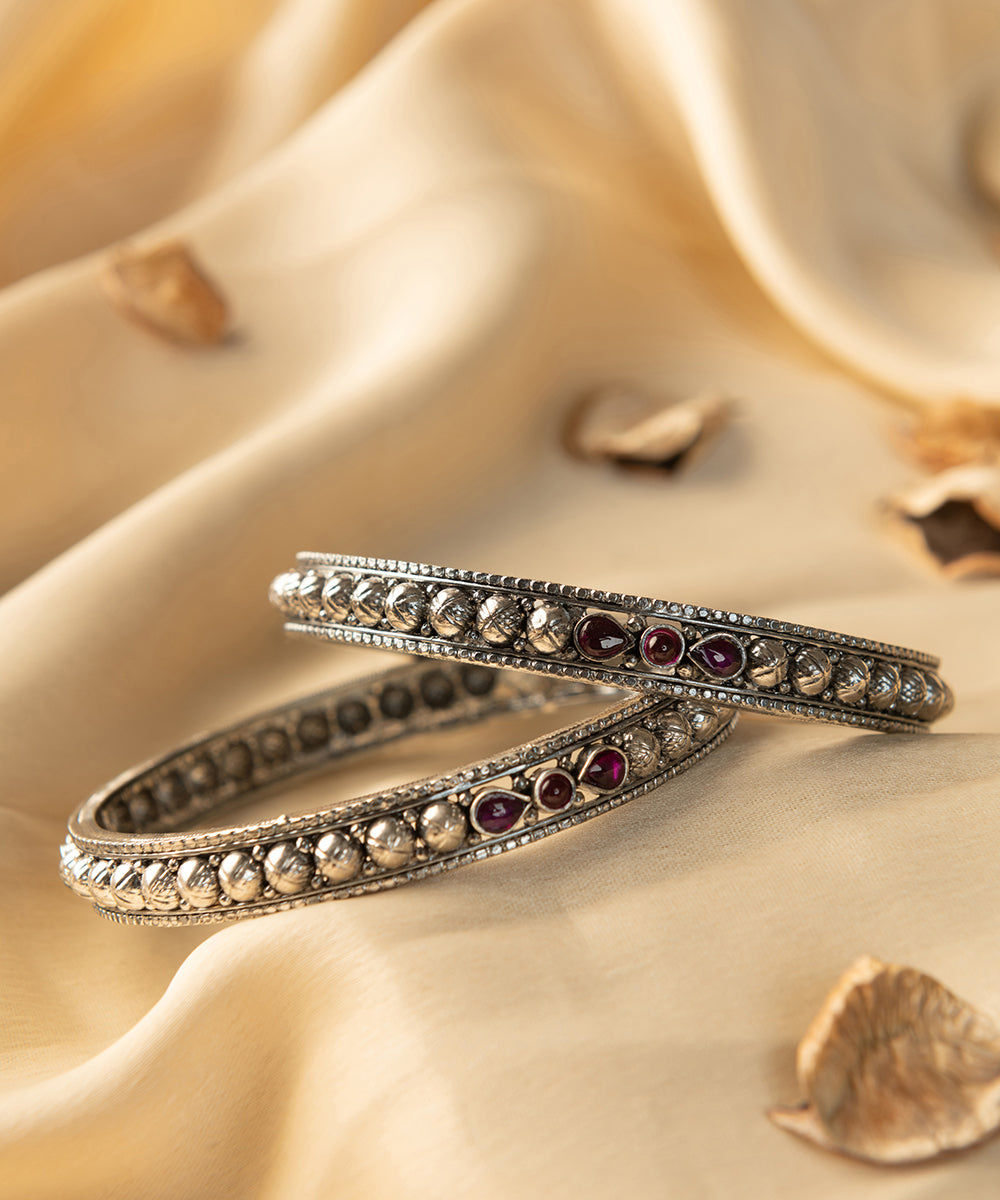Tushitha_Handcrafted_Oxidised_Pure_Silver_Bangles_With_Kempstones_WeaverStory_02