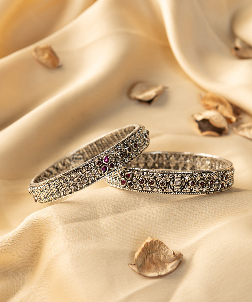 Aaritra_Handcrafted_Oxidised_Pure_Silver_Bangles_With_Kempstones_WeaverStory_01