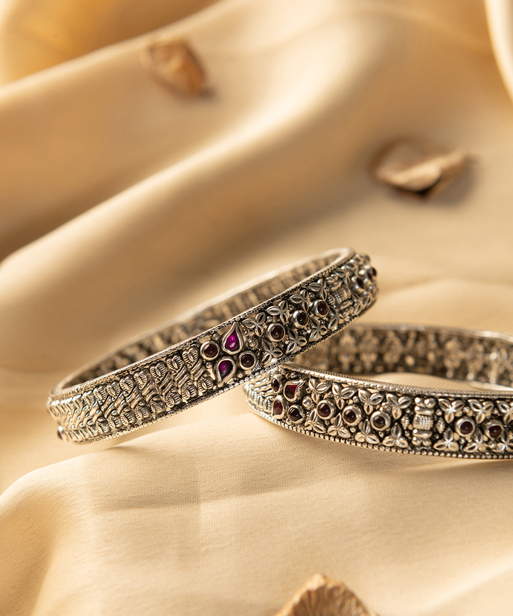Aaritra_Handcrafted_Oxidised_Pure_Silver_Bangles_With_Kempstones_WeaverStory_02