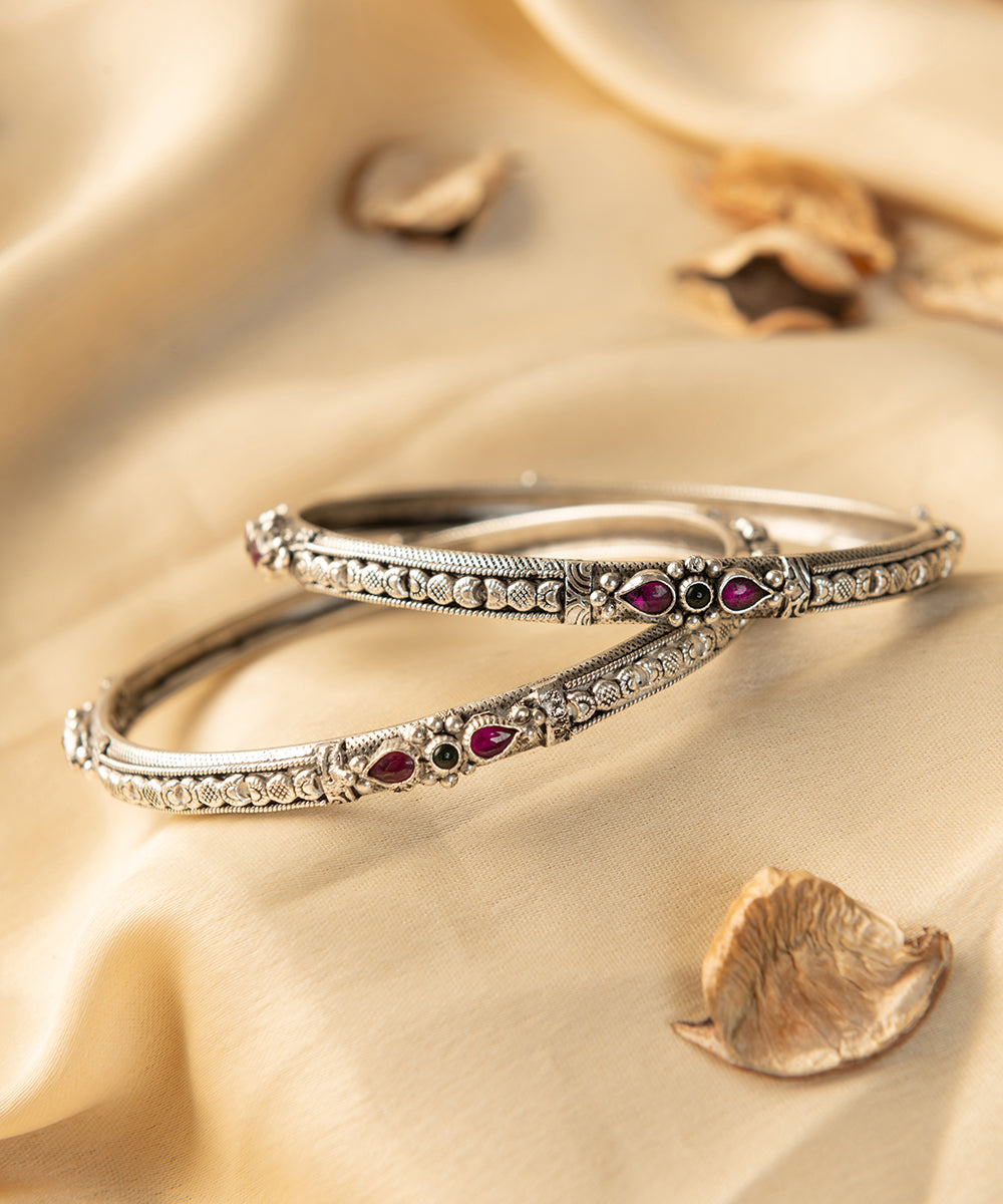 Nideesh_Handcrafted_Oxidised_Pure_Silver_Bangles_With_Kempstones_WeaverStory_02