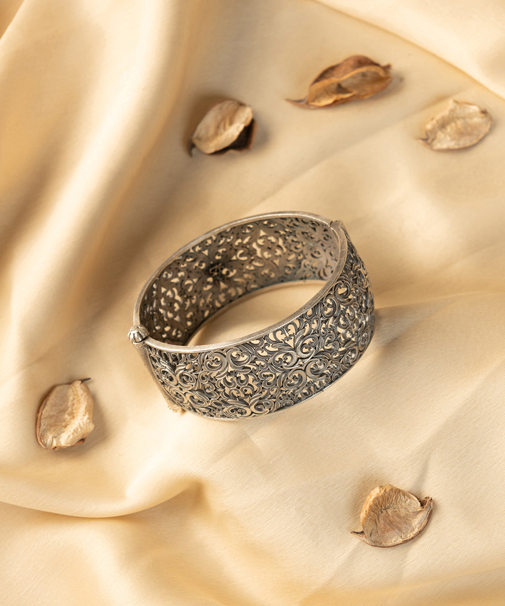 Abesh_Handcrafted_Oxidised_Pure_Silver_Bangles_WeaverStory_01