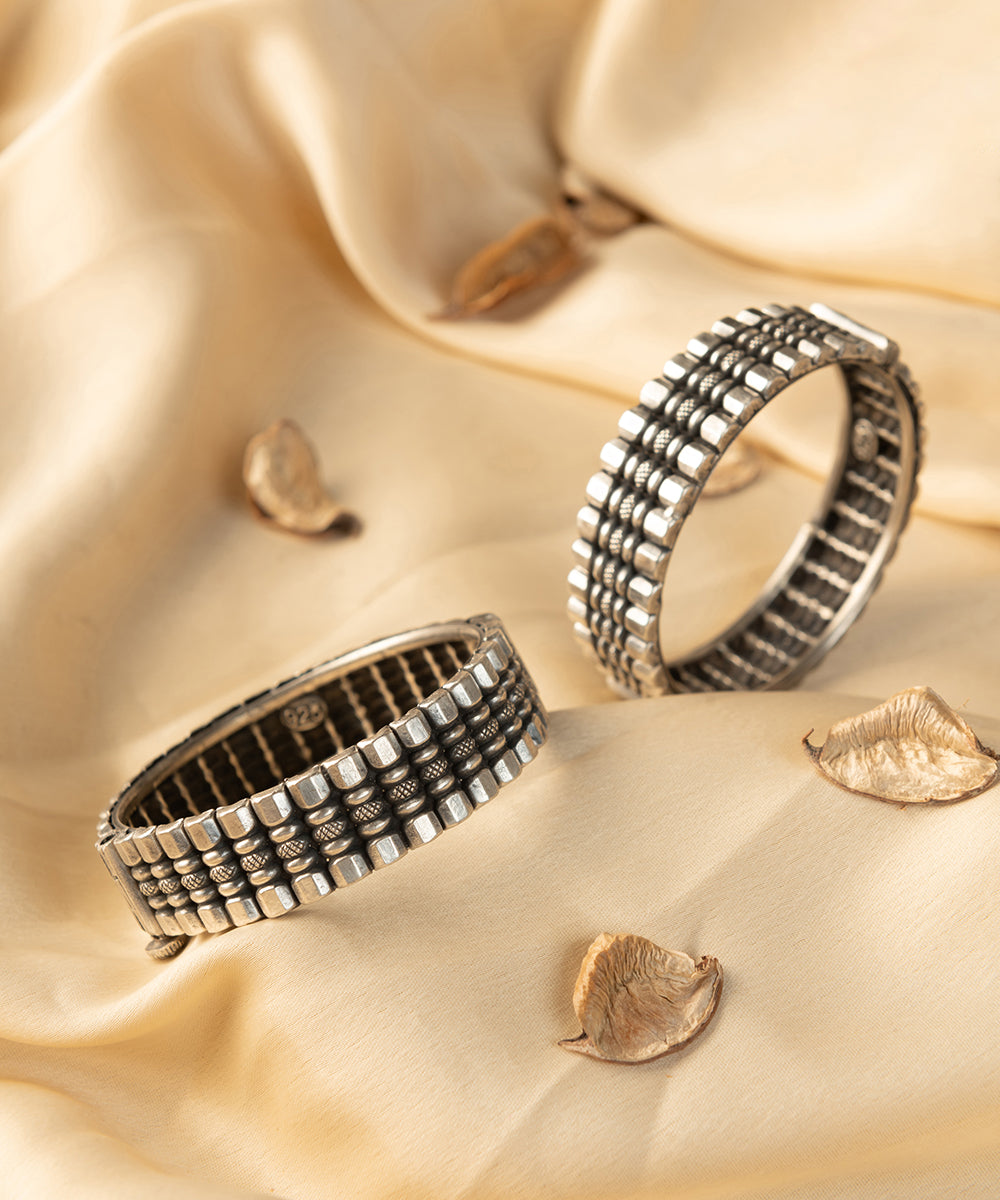 Sananda_Handcrafted_Oxidised_Pure_Silver_Bangles_WeaverStory_01