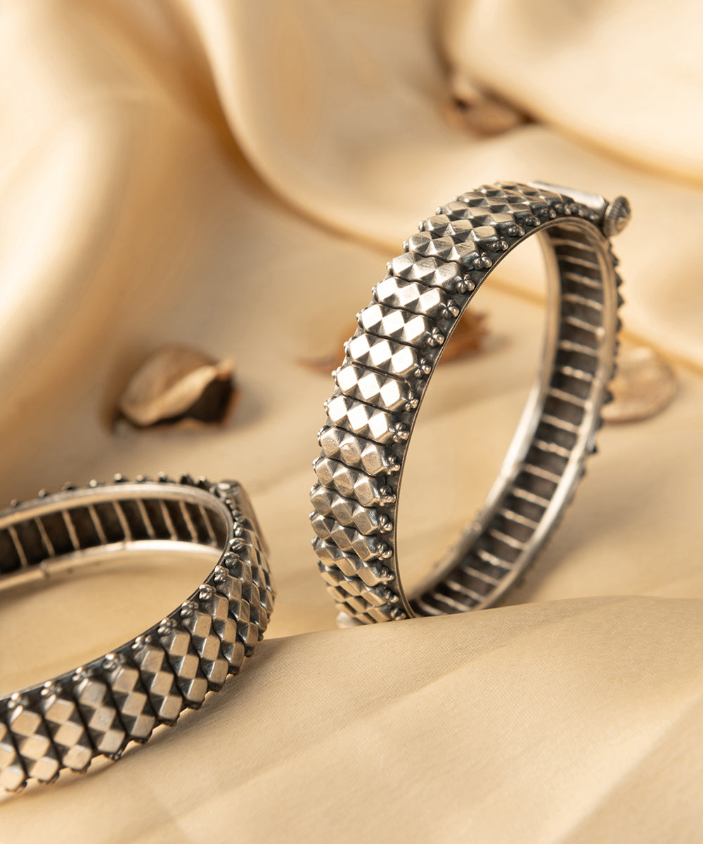 Nilagan_Handcrafted_Oxidised_Pure_Silver_Bangles_WeaverStory_02