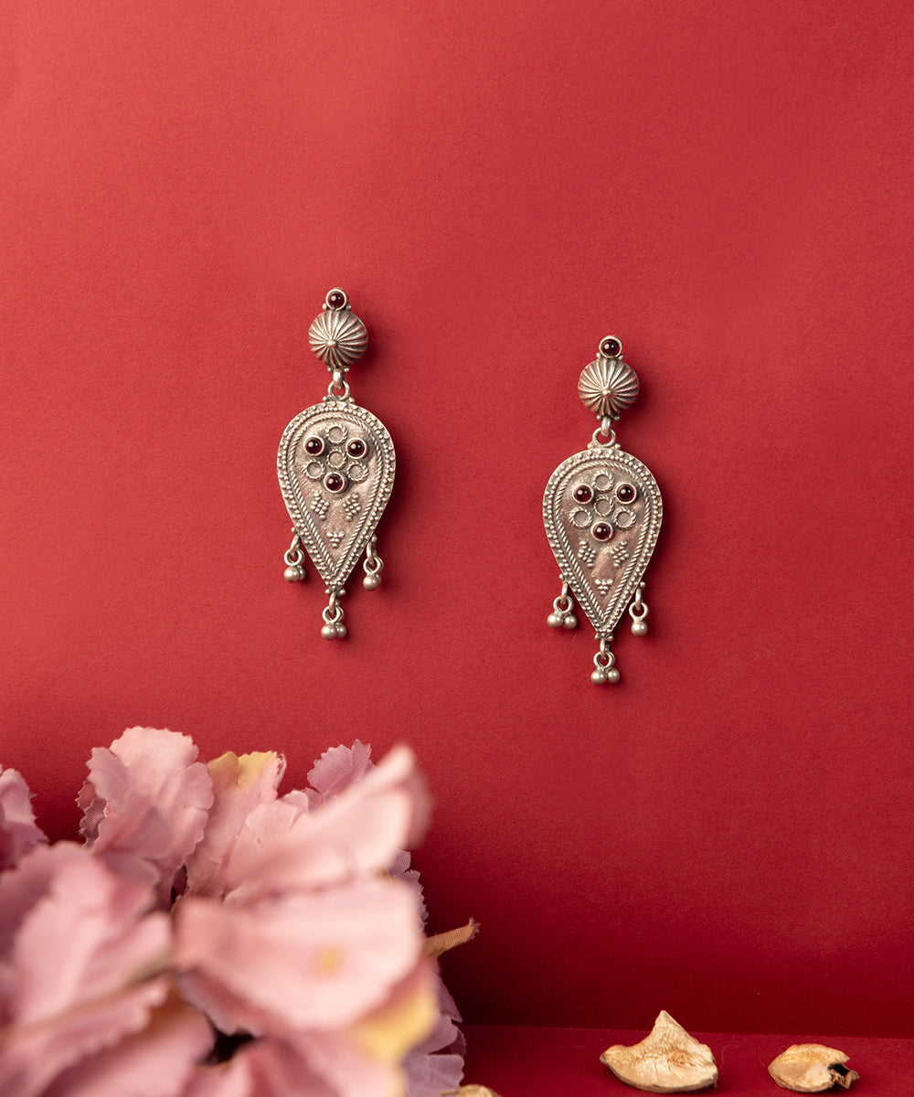 Tanhi_Handcrafted_Oxidised_Pure_Silver_Earrings_With_Kempstones_WeaverStory_01