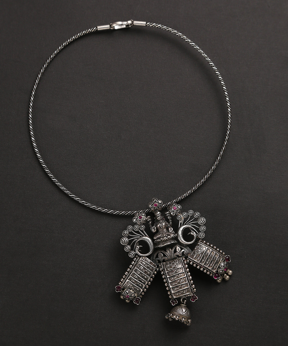 Handcrafted_Pure_Silver_Hasli_With_Laxmi_Motif_WeaverStory_02