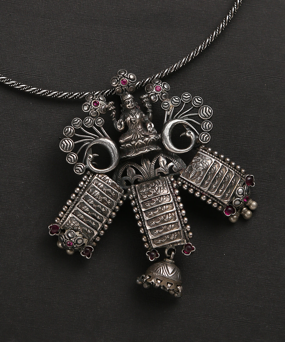 Handcrafted_Pure_Silver_Hasli_With_Laxmi_Motif_WeaverStory_03