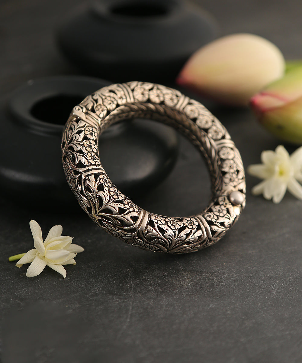 Handcarfted_Pure_Silver_Bangle_with_Floral_Textured_Work_-_Set_of_1_WeaverStory_01