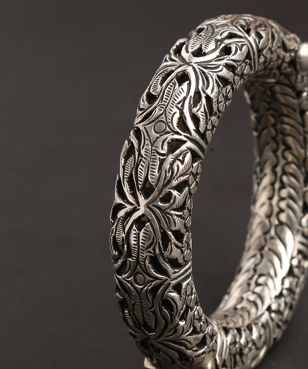 Handcarfted_Pure_Silver_Bangle_with_Floral_Textured_Work_-_Set_of_1_WeaverStory_04