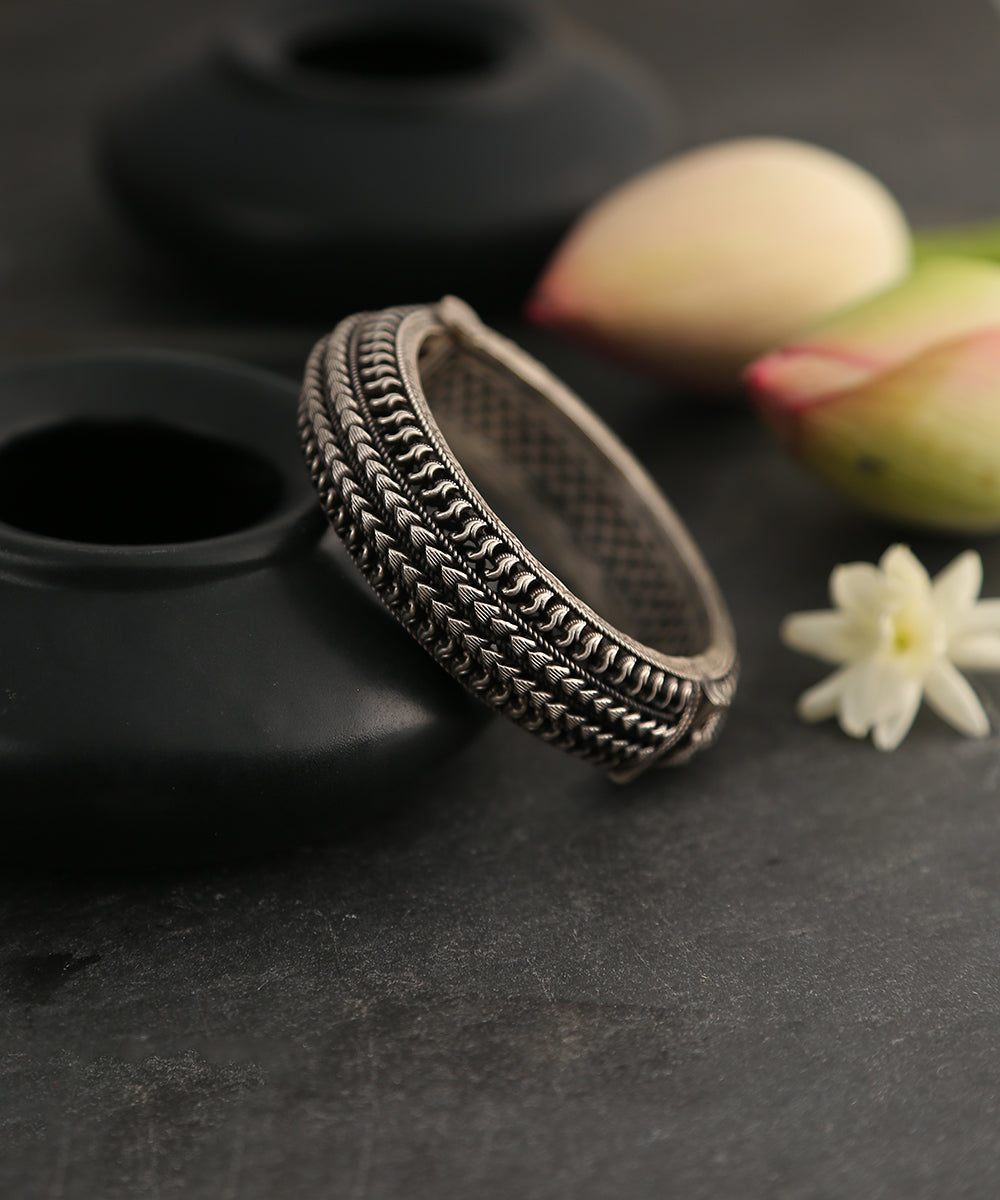 Pure_Silver_Handcrafted_Bangle_With_Lead_and_Paisley_-_Set_of_1_WeaverStory_01