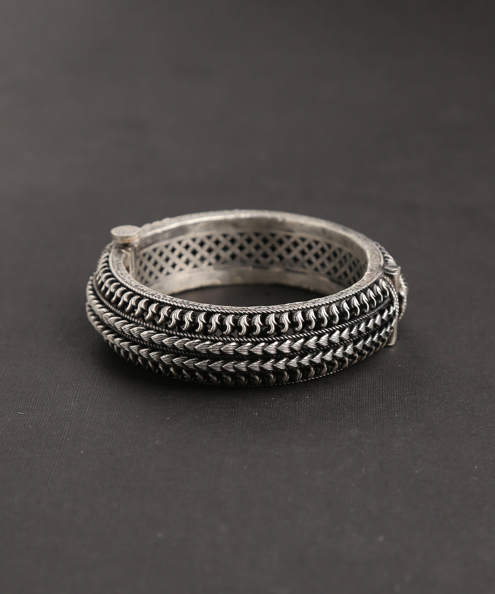 Pure_Silver_Handcrafted_Bangle_With_Lead_and_Paisley_-_Set_of_1_WeaverStory_02