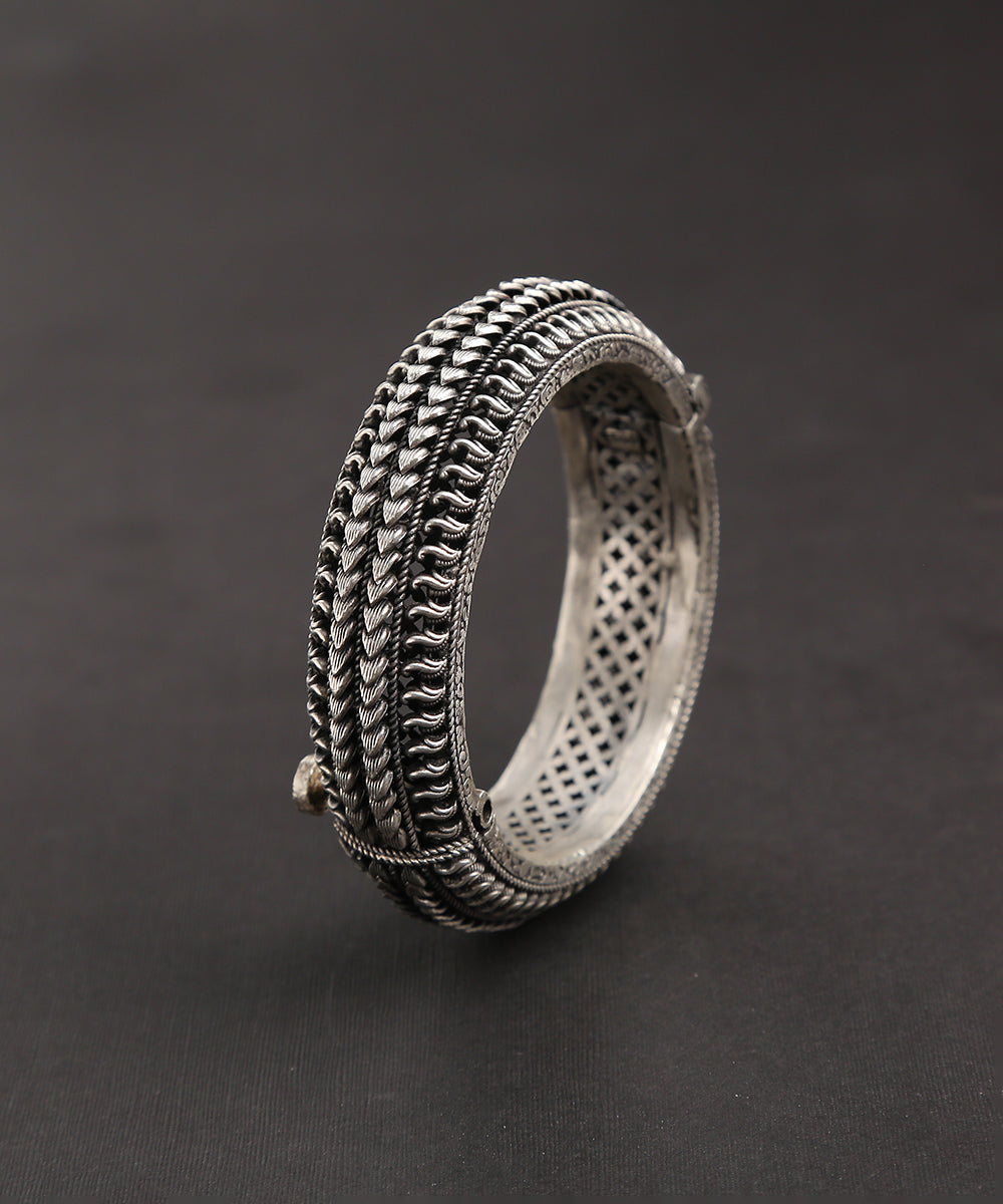 Pure_Silver_Handcrafted_Bangle_With_Lead_and_Paisley_-_Set_of_1_WeaverStory_03
