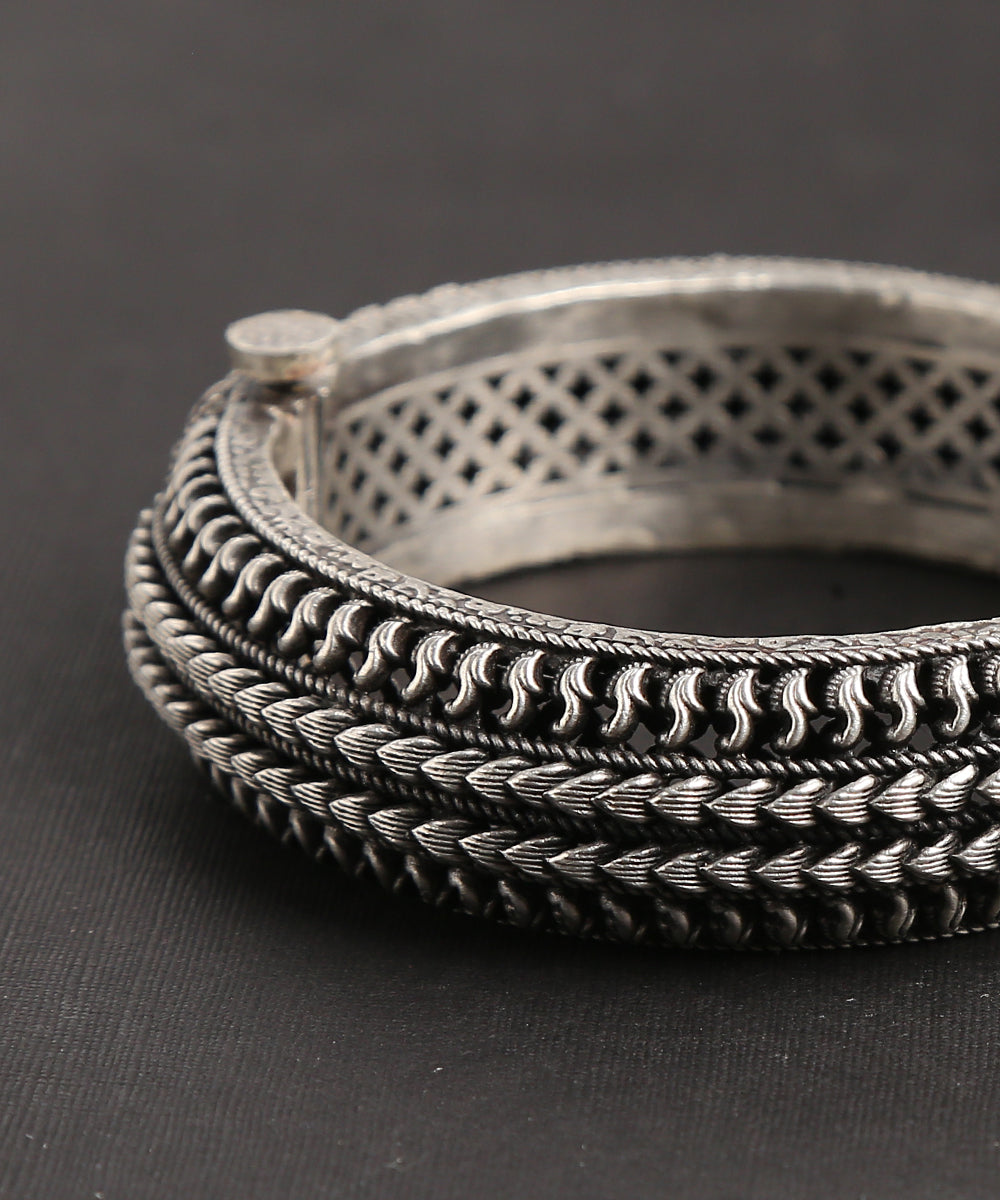 Pure_Silver_Handcrafted_Bangle_With_Lead_and_Paisley_-_Set_of_1_WeaverStory_04