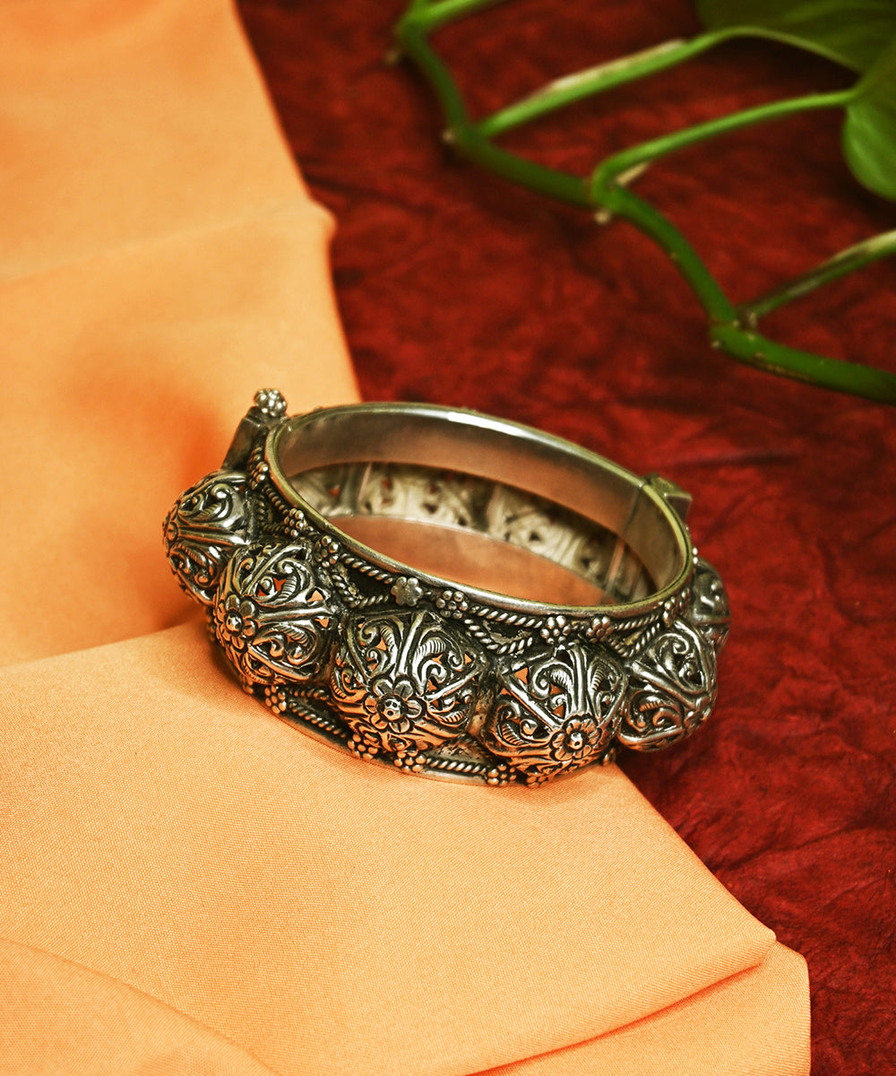 Bilqis_Handcrafted_Oxidised_Pure_Silver_Bangle_WeaverStory_01