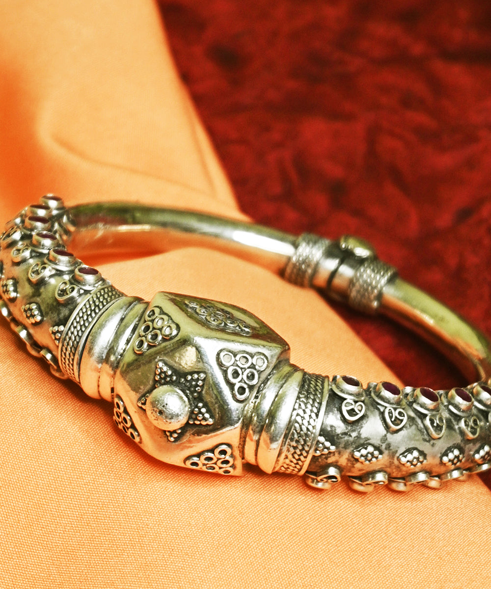 Dania_Handcrafted_Oxidised_Pure_Silver_Bangle_WeaverStory_02