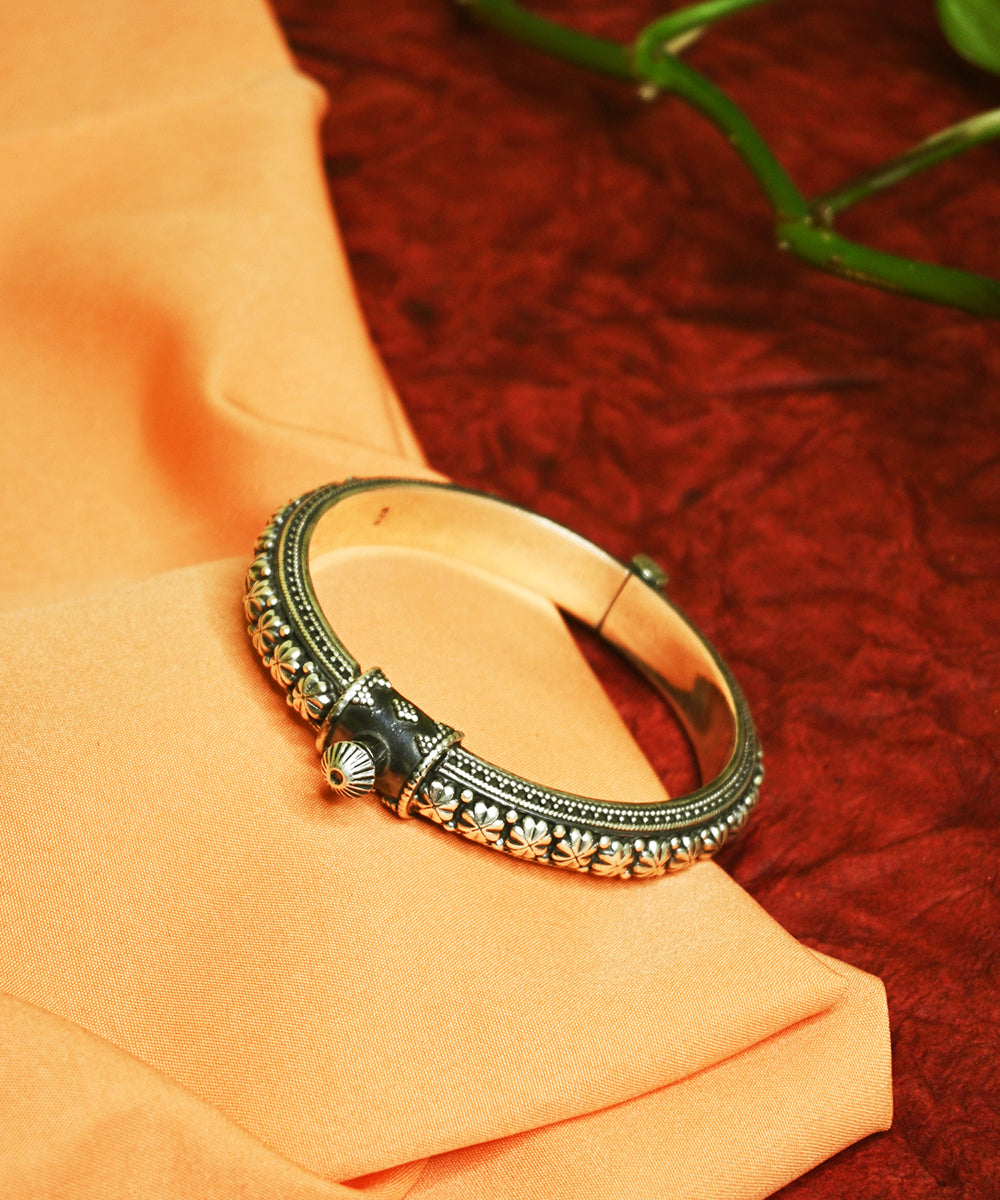 Fariha_Handcrafted_Oxidised_Pure_Silver_Bangle_WeaverStory_01